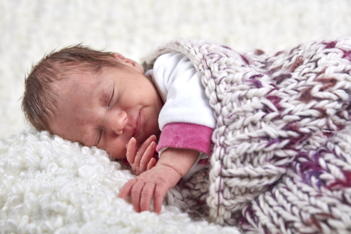 Baby in Decke gekuschelt