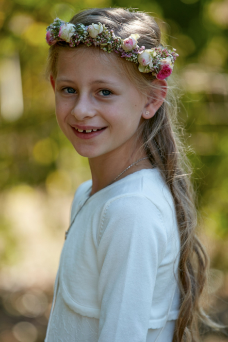 Kommunionkind Mädchen mit Blumenkranz