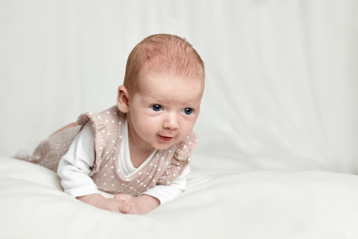 Baby auf Arme gestützt