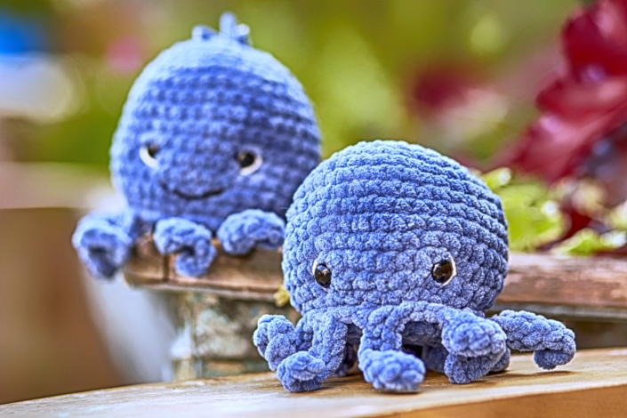 Oktopus in blau aus Chenillegarn