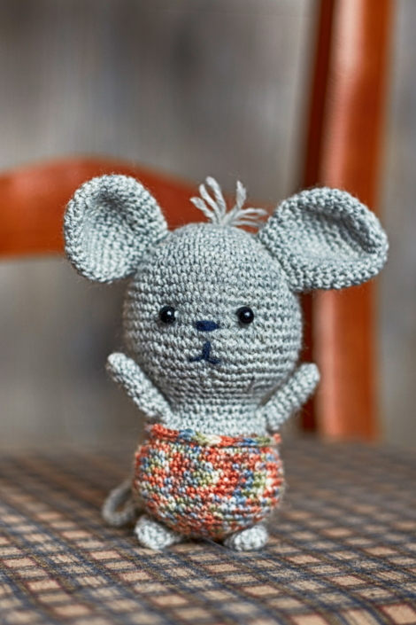 Kleine Maus mit bunter Hose