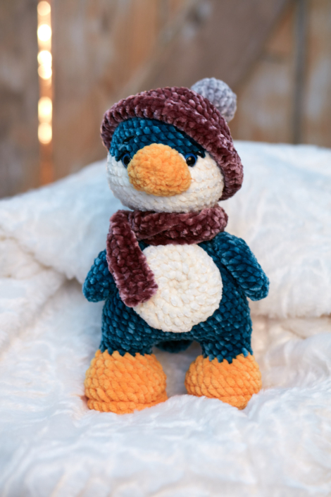 Pinguin mit Mütze und Schal aus Chenille