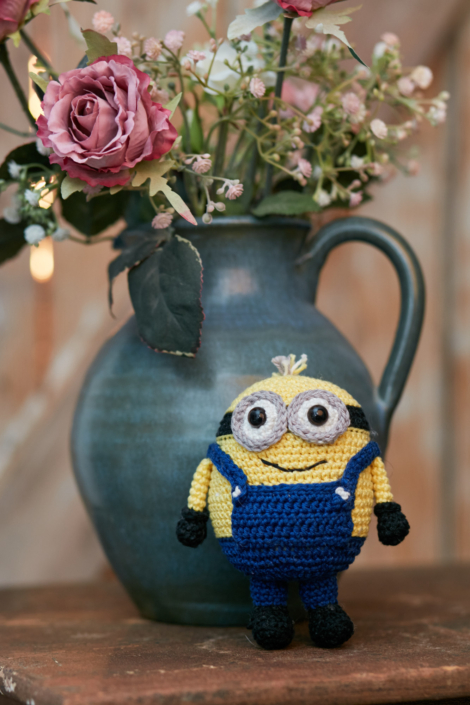 Minion mit Latzhose aus Baumwollgarn
