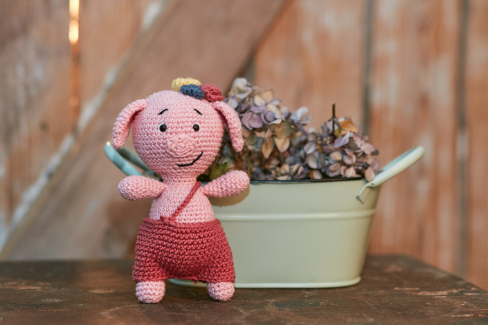 Rosa Schweinchen mit Hose aus Baumwollgarn